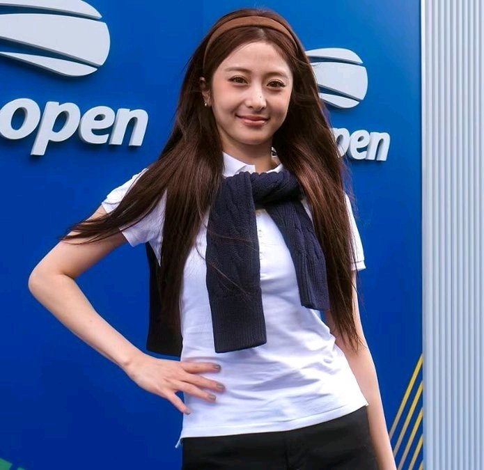 womenhuh1's tweet photo. 이 사진 US open photo 해석도 웃겨 ㅋㅋㅋㅋ 윤진이 테니스 진짜 잘하게 나온거 늘 개그 ㅋㅋㅋㅋ
약간 영국 부잣집 딸내미 느낌잇음 Wilson 가방 옆에 잇을거 같음 ㅋ
#HUHYUNJIN #허윤진 #us_open https://t.co/sixzpwwOqa