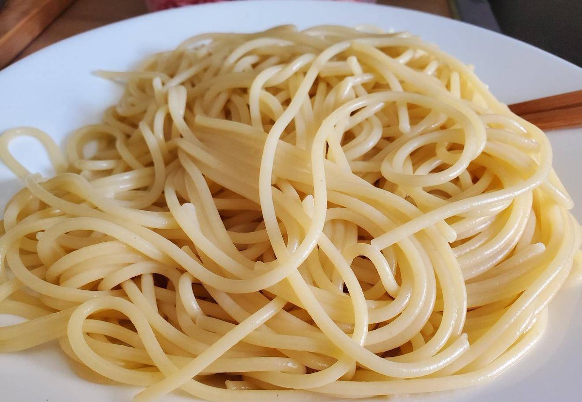 SonuBab06095732's tweet photo. 10-min Creamy Tomato Pasta   Sauté garlic + cherry tomatoes → add heavy cream + pasta water → toss with al dente pasta!  Garnish with parmesan + basil. Quick, cozy, chef’s kiss https://t.co/3AUNr4Zevr