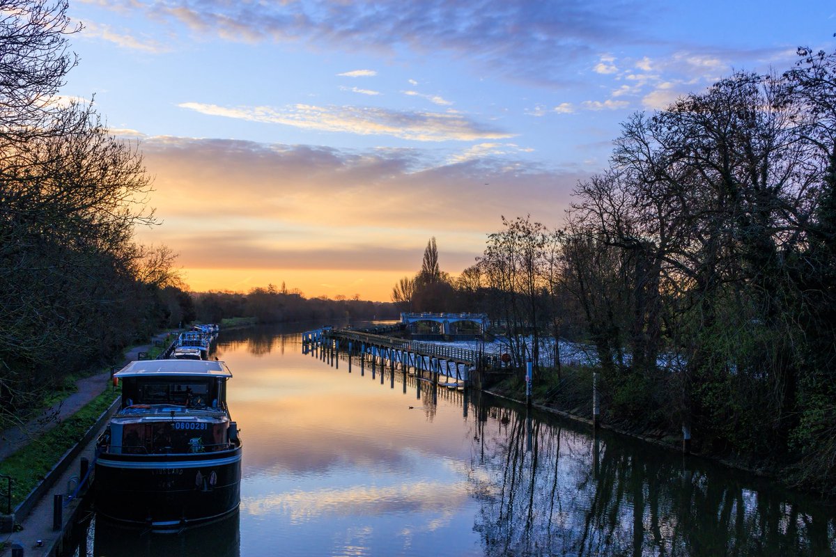 patlinberg's tweet photo. Blessings for all Mothers on #MotheringSunday -  a lovely sunrise from Teddington Footbridge. 15.03.26 @TW11Harbour @Visit_Richmond1 @Teddington_Town @metoffice @SallyWeather @itvnews @tideendcottage @VisitSurrey @MyRichmondLdn @LBRUT https://t.co/H13cGhSt1d