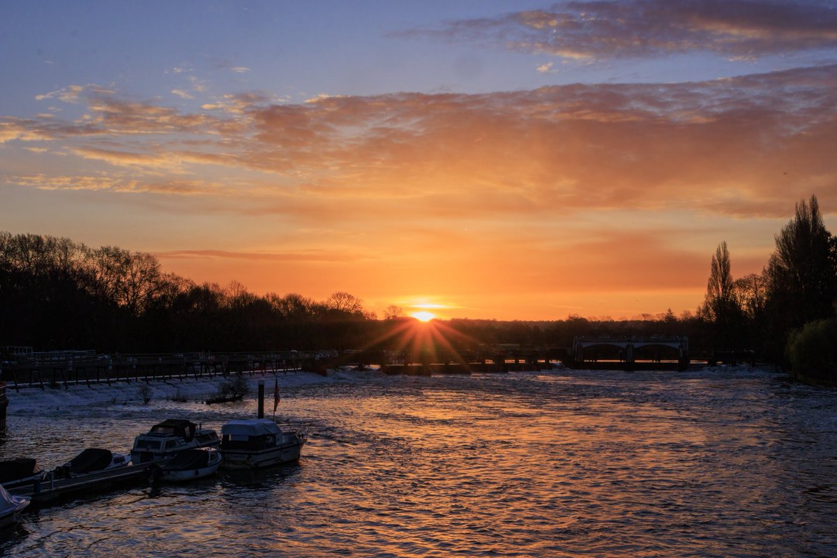 patlinberg's tweet photo. Blessings for all Mothers on #MotheringSunday -  a lovely sunrise from Teddington Footbridge. 15.03.26 @TW11Harbour @Visit_Richmond1 @Teddington_Town @metoffice @SallyWeather @itvnews @tideendcottage @VisitSurrey @MyRichmondLdn @LBRUT https://t.co/H13cGhSt1d
