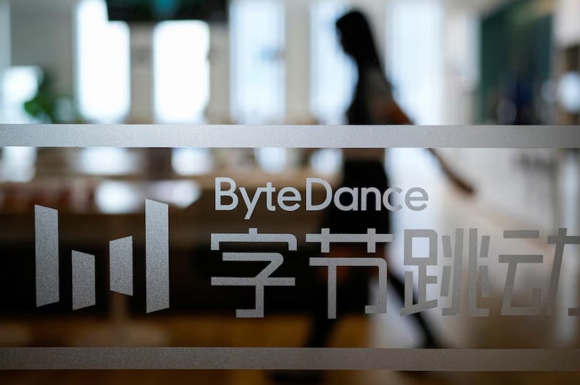 ByteDance, TikTok’un yeni video AI modeli Seedance 2.0’ın global lansmanını Hollywood telif sorunları nedeniyle durdurdu. Disney, modelin karakterlerini izinsiz kullandığını iddia ederek durdurma talebi gönderdi. Şirket, yasal sorunları çözmek ve içerik ihlallerini önlemek için