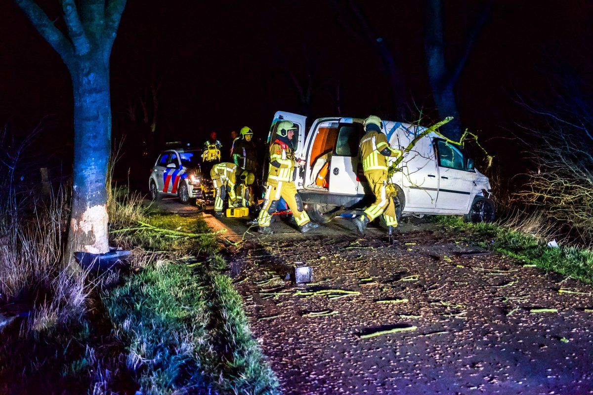 Bestelbus botst tegen boom in Baaium