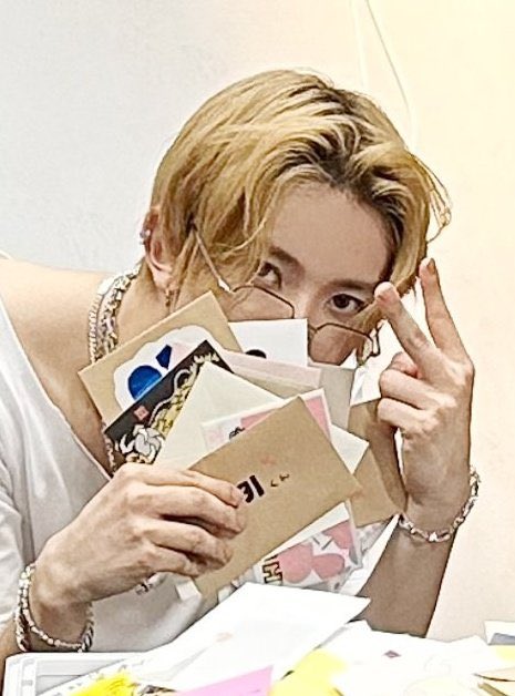 jongneko's tweet photo. ฮีซึงเป็นคนชอบเก็บจดหมายจากเอนจีนไปอ่านมากนะ ตอนคอนที่สคปมีคนโยนขึ้นไปฮีซึงก้เดินไปเก็บแทบทุกฉบับแล้วเอาใส่กระเป๋าเพื่อกลับไปอ่านอ่ะ ไม่มีอะไรหรอกแค่อยากจะอวดความน่ารักของฮีซึงน่ะ 🥹 https://t.co/0wKUwXRH0U