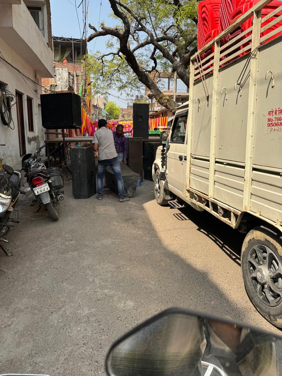 shahganjexpress's tweet photo. होली मिलन समारोह जैसा कार्य कर्म किया जा रहा है माननीय योगी आदित्यनाथ जी ने स्पष्ट रूप से किसी भी कार्य कर्म को सार्वजनिक रोड पर होने को माना किया है उस के बाद भी पुराना चौक शाहगंज जौनपुर पर य हो रहा है @dgpup @jaunpurpolice @myogiadityanath @DMjaunpur @adgzonevaranasi @Uppolice https://t.co/AA7zf4Go6c