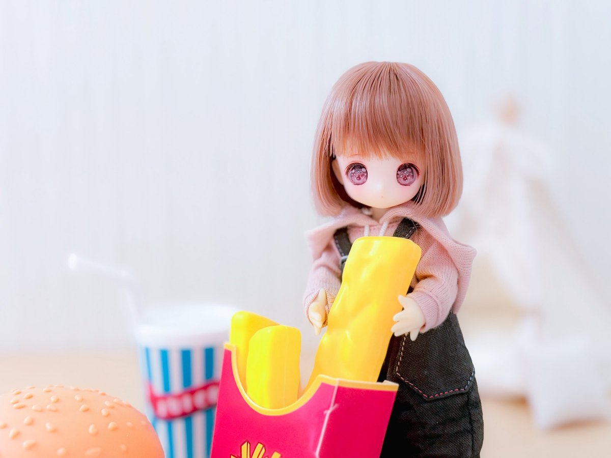 aymrlife's tweet photo. ココアちゃんが我が家に来て4年！ドールオーナー歴も4年！

という訳で今年もお祝いの写真を撮って、イラストも描きました✐⋆꙳⋆

これからもたくさんの思い出を作っていこうね(*´˘`*)

sᴘᴇᴄɪᴀʟ ᴛʜᴀɴᴋs
🤎#第九天獄 さま
👖@mamejistudio さま https://t.co/VJWLYk3nHT