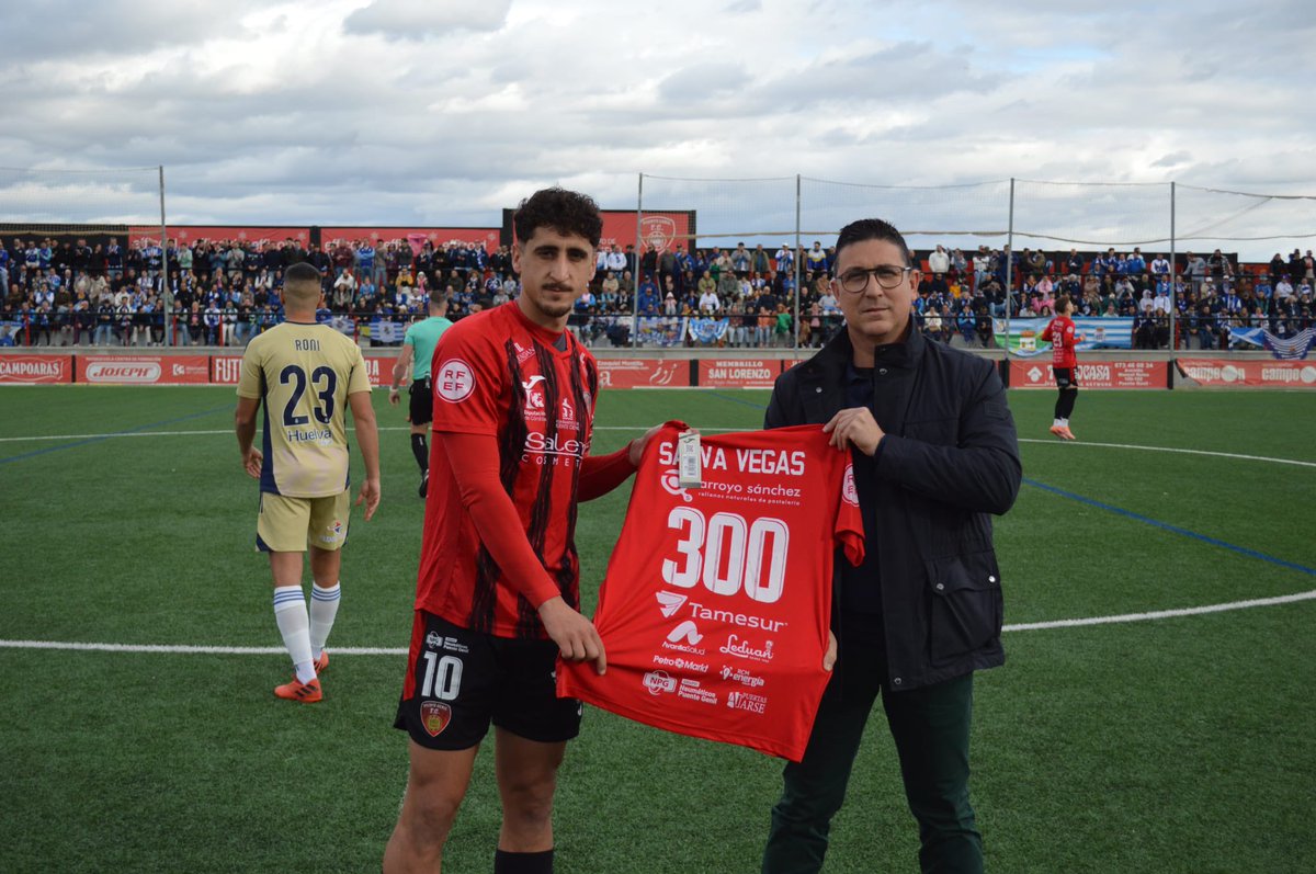 SalermPG's tweet photo. ©️ Salva Vegas cumplió ayer 300 partidos oficiales con esta camiseta.

❤️ Qué honor es tenerte con nosotros, Salva.

#EnhorabuenaSalva | #VamosRojillos https://t.co/OGYK8EYnWD