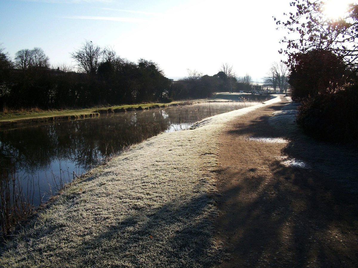 retired_tom's tweet photo. My photos from #March 2011
@CanalRiverTrust #GrandUnionCanal #Bulbourne #Lock #Bridge #Narrowboat #Reflections #Frost #GoldenHour
#Canals & #Waterways can provide #Peace & #calm for your own #Wellbeing #Lifesbetterbywater #KeepCanalsAlive https://t.co/B9CfDqcD5I
