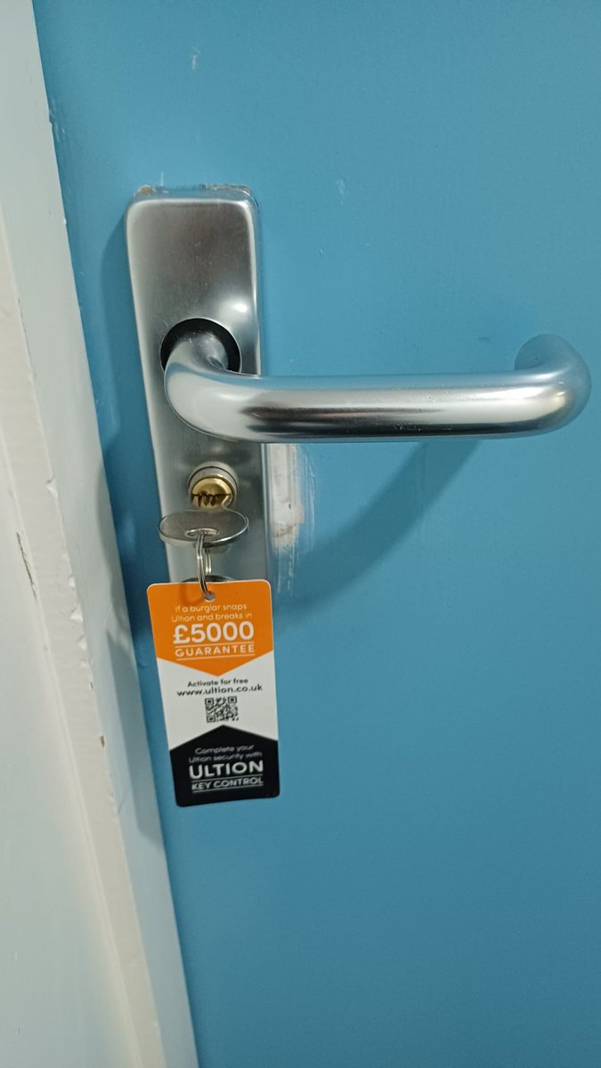 ULocksmiths's tweet photo. I  converted a faulty Auto Deadlocking Latch with low security Oval Profile  Lock Cylinder on an Apartment door, to a Manual  Deadlocking Sashcase with Chrome Sash Handles and a 3 Star Ultion Euro  Thumbturn Lock Cylinder (5 year warranty and FREE £5000  Anti-Burglary Guarantee)! https://t.co/ZtmPZaWBok