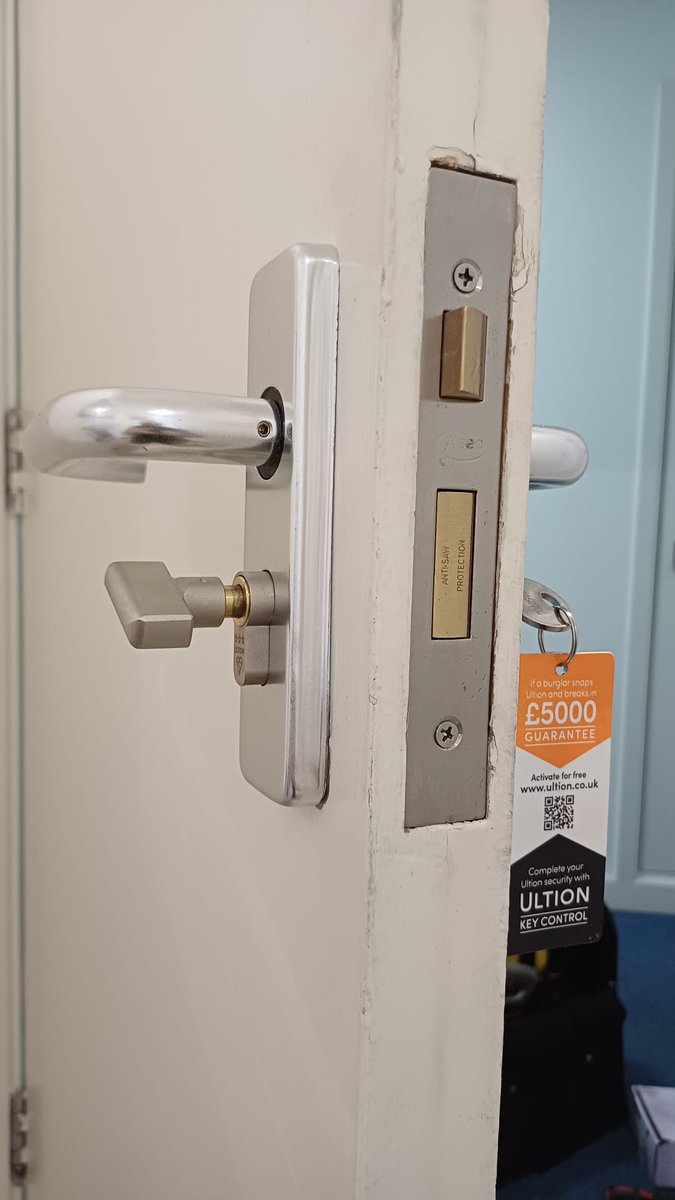 ULocksmiths's tweet photo. I  converted a faulty Auto Deadlocking Latch with low security Oval Profile  Lock Cylinder on an Apartment door, to a Manual  Deadlocking Sashcase with Chrome Sash Handles and a 3 Star Ultion Euro  Thumbturn Lock Cylinder (5 year warranty and FREE £5000  Anti-Burglary Guarantee)! https://t.co/ZtmPZaWBok