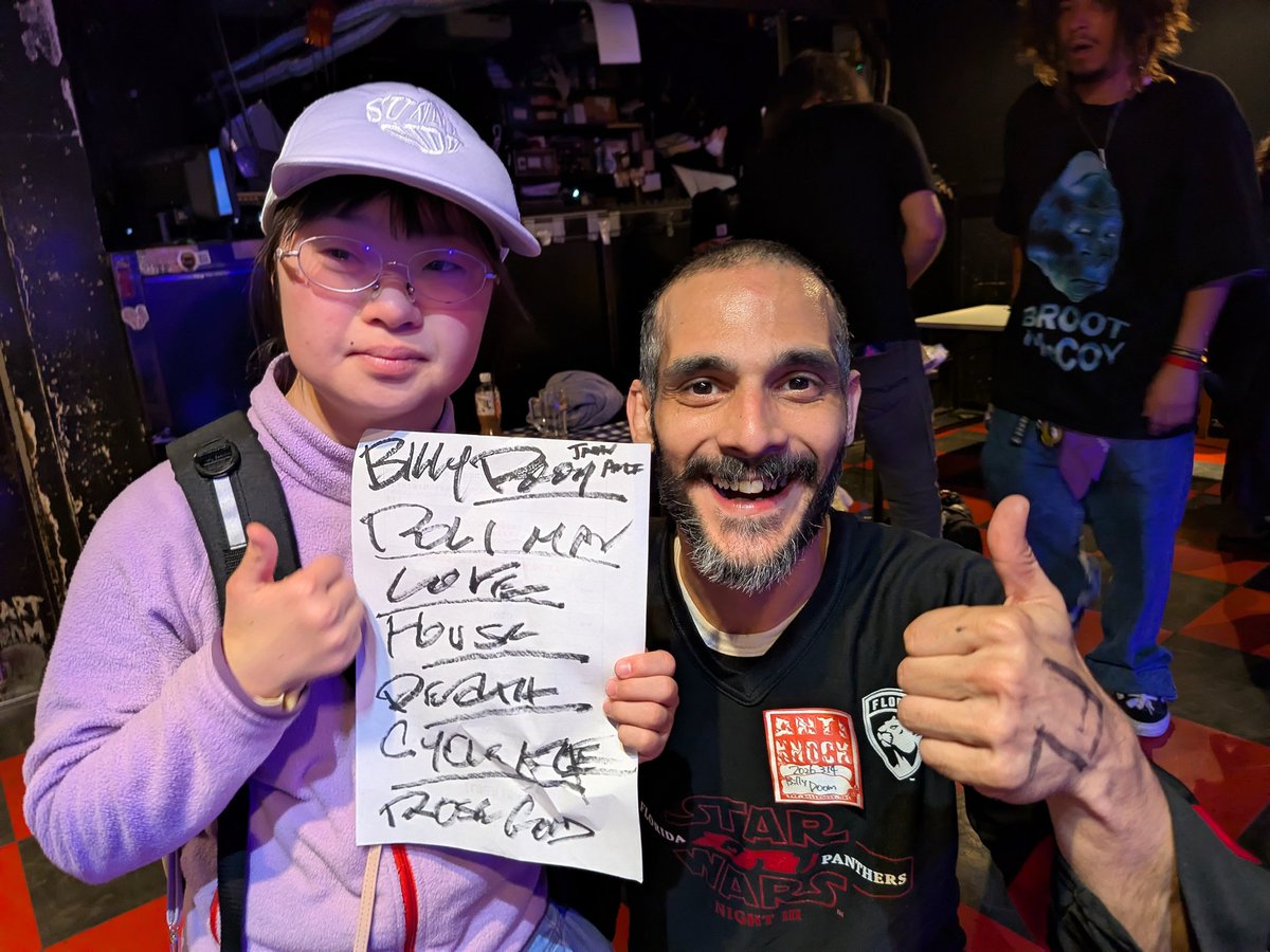 okzweb's tweet photo. 昨日はBilly Doomから娘さんにTシャツとセットリストのプレゼントが！
なんとメンバーの一人のお子さんにもダウン症があるということで、娘さんを凄く気にかけてくれました。
3/21の世界ダウン症の日の前に良い出会いがありました。
#ダウン症 #鬼fromHELL #Billydoom https://t.co/Z54Q9WoLIT