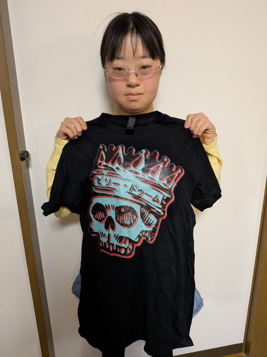 okzweb's tweet photo. 昨日はBilly Doomから娘さんにTシャツとセットリストのプレゼントが！
なんとメンバーの一人のお子さんにもダウン症があるということで、娘さんを凄く気にかけてくれました。
3/21の世界ダウン症の日の前に良い出会いがありました。
#ダウン症 #鬼fromHELL #Billydoom https://t.co/Z54Q9WoLIT