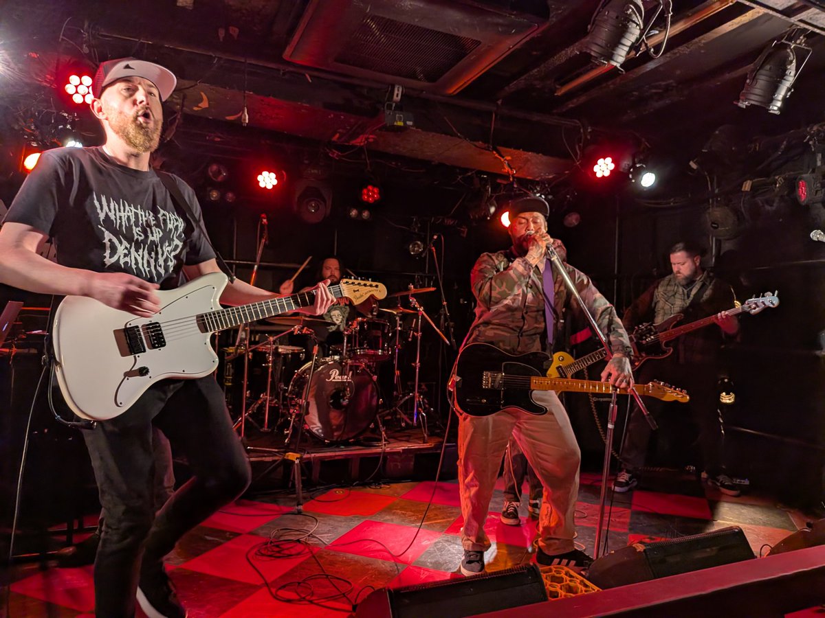 okzweb's tweet photo. 昨日はBilly Doomから娘さんにTシャツとセットリストのプレゼントが！
なんとメンバーの一人のお子さんにもダウン症があるということで、娘さんを凄く気にかけてくれました。
3/21の世界ダウン症の日の前に良い出会いがありました。
#ダウン症 #鬼fromHELL #Billydoom https://t.co/Z54Q9WoLIT