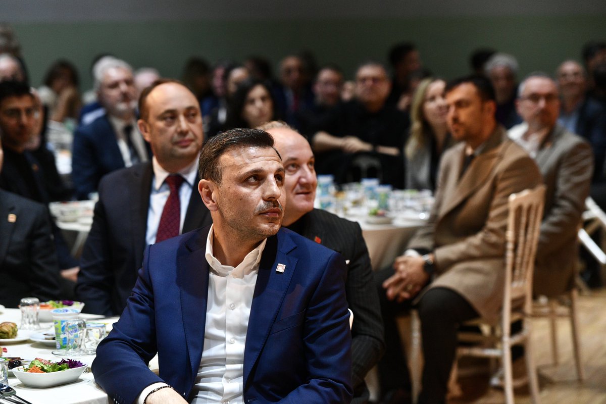 sonerozimer's tweet photo. Ramazan ayının manevi ikliminde, birlik ve beraberliğimizin en güzel örneklerinden birini daha yaşadık. Eyüpsultan Belediye Başkanımız Dr. Mithat Bülent Özmen’in samimi ev sahipliğinde ve CHP İstanbul il başkanlığı Trakya Balkan Rumeli komitemizin katkılarıyla  düzenlenen “Trakya, Balkan ve Rumeli İftar Buluşması”nda, aynı sofranın etrafında kenetlendiğimiz kıymetli hemşehrilerimizle bir araya geldik. Evlad-ı Fatihan’ın sıcaklığını ve kardeşlik ruhunu, Eyüpsultan’ın o eşsiz maneviyatıyla buluşturan bu anlamlı gecede lokmamızı paylaştık, gönül köprülerimizi sağlamlaştırdık.

“ Muhacir diye küçümsenenler tarihin yazdığı savaşlarda en geriye kalanlar , yani düşmanla sonuna kadar dövüşenlerdir. Muhacirler kaybedilmiş ülkelerimizin milli hatıralarıdır.
Son yüz yıl içinde dedeleri nineleri anneleri babaları belki kendileri anayurda gelmiş kişileriz . Savaş lar zulümler baskılar bizim anayurdumuza gelmemize neden oldu . Kimler hangi karanlığı dayatırsa dayatsın  Bir çift mavi gözün ışığı bizim yolumuzu aydınlatmaya Ay ve  yıldız ın birleştirici gücü  bizi birleştirmeye devam etti , edecektir. Bizim yolumuz yurtta Barış dünyada barış diyen Atatürk ün yoludur .

Soframızı onurlandıran ve bizlere güç veren başta Genel Başkanımız Sn. Özgür Özel olmak üzere, İl başkanımız sayın Özgür Çelik ‘e Genel Başkan Yardımcımız Sn. Bihlun Tamaylıgil’e , Emeği geçen Trakya Balkan Rumeli komitesine , Ev sahipliğinde için Eyüp Sultan belediye başkanımız Sayın Mithat Bülent Özmen ve değerli çalışma arkadaşlarına ayrıca uzaktan yakından gelerek bu güzel atmosfere ortak olan tüm katılımcılarımıza yürekten teşekkür ediyorum. Birlikteliğimiz daim, tutulan oruçlarımız ve edilen dualarımız kabul olsun.
@CHP_istanbulil 
#chp  #trakyabalkanrumeli