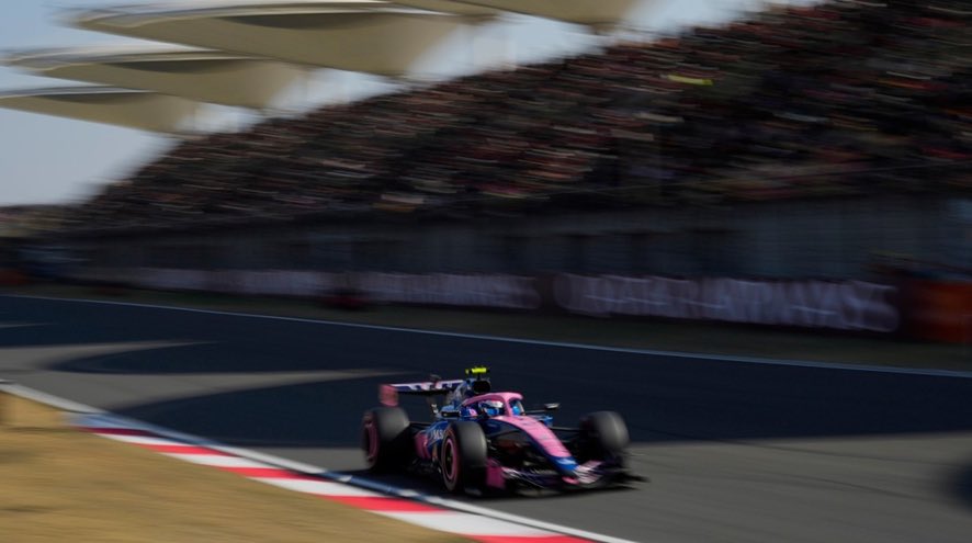 TinoCLeclerc's tweet image. Es la mejor carrera de Colapinto desde que llegó a la Fórmula 1. Largó P10 (por el abandono de McLaren) ganó dos posiciones en la largada, se bailó a los Haas, intentó defenderse de los Ferrari, Ocon se lo llevó puesto, le dañó el auto y aún así puntuó.