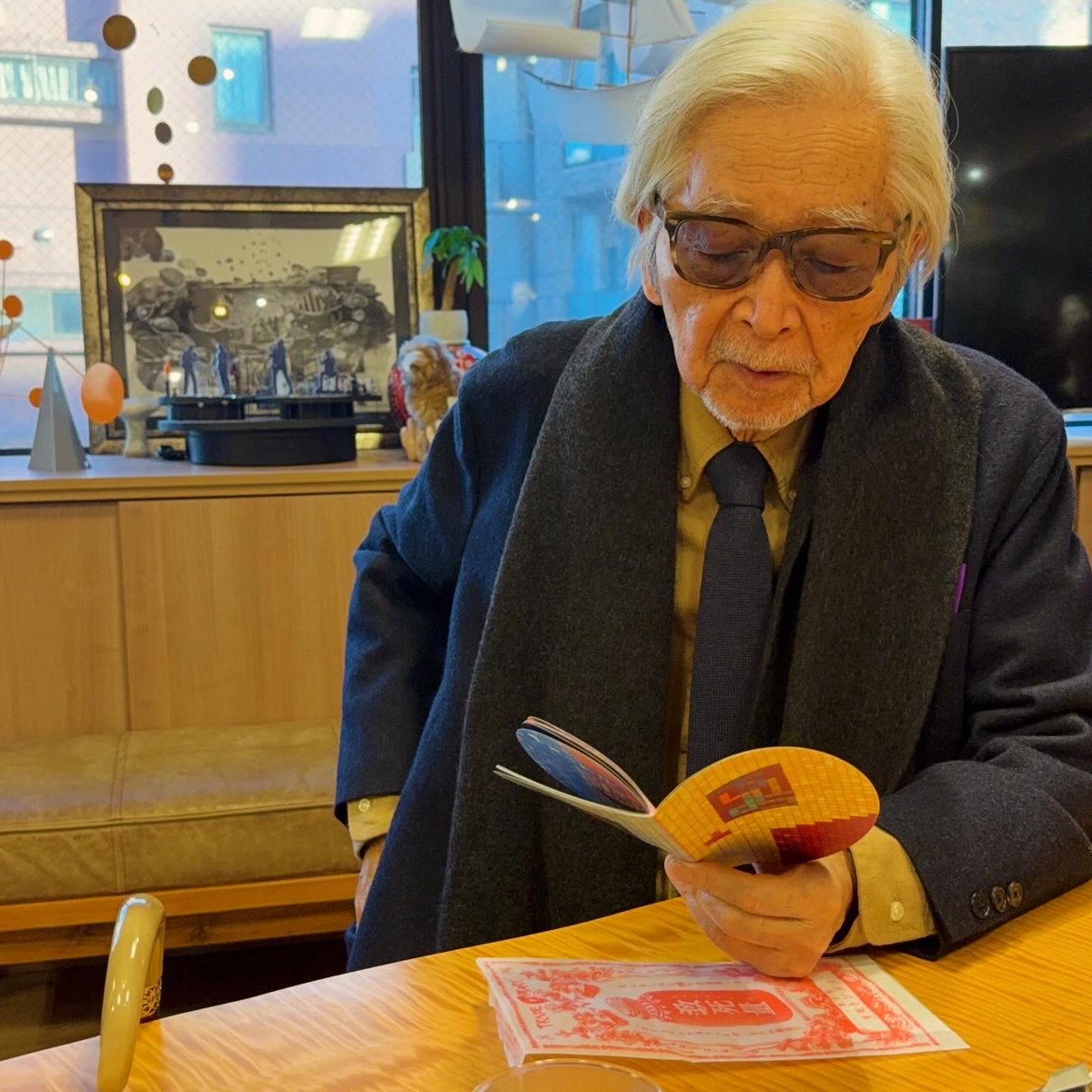 GreatTogo's tweet photo. 先日、goen°に山田洋次監督がいらしたので『ちしりょう』を。「毎回、面白いことを考えるねえ」「DDTはね、着いた港でコンプレッサーで、こうやって（頭と背中と胸）やられたんだよ」「あれが僕にとっての日本の原風景だ」と引き揚げ時の話をしてくださいました。監督が話すと映画の一場面のようです。 https://t.co/eg8wZuapR6