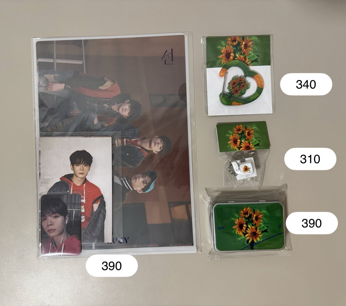 w_mlight's tweet photo. [ พร้อมส่ง ]

♡ อัลบั้ม 선 ไม่แกะ 250 
♡ อัลบั้ม 와장창 แกะแล้ว (ของครบ เลือกการ์ดได้) 200

🌻MD Lucid Line🌻
♡ Carabiner 340
♡ Keycap keyring 310
♡ Tin case sticker set 390
♡ Photo set 390

📮 ส่งฟรี

สนใจสอบถามเพิ่มเติม/สั่งซื้อทาง DM ได้เลยนะคะ🙆🏻‍♀️💙

#ตลาดนัดlucy https://t.co/b80XJdij3A