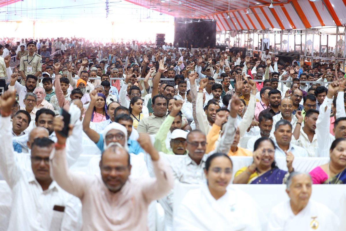 પંચમહાલ જિલ્લાના સર્વાંગી વિકાસને નવી ઊંચાઈએ લઈ જવાના સંકલ્પ સાથે આજે અંદાજે રૂ. 732 કરોડથી વધુના વિવિધ વિકાસલક્ષી પ્રકલ્પોનું લોકાર્પણ અને ખાતમુહૂર્ત કર્યું. 

જિલ્લાના પૂર્વ પટ્ટીના વિસ્તારોમાં સિંચાઈની સુવિધા સુદૃઢ બનાવવા પાનમ જળાશય આધારિત ઉદ્વહન સિંચાઈ યોજના દ્વારા આશરે 254