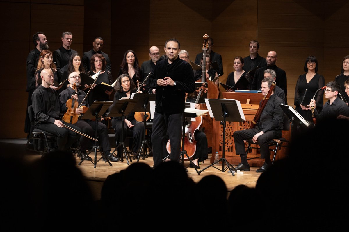 FemasSevilla's tweet photo. 🎼 Andoni Sierra hizo ayer magia junto a Conductus Ensemble, su asociación musical.

El integral de los motetes de Bach llenó el Espacio Turina de belleza e inspiración.

📸 ©️ Lamadrid

#FeMÀS26 #MúsicaAntigua #PlanesenSevilla https://t.co/sFLC4gtqGm