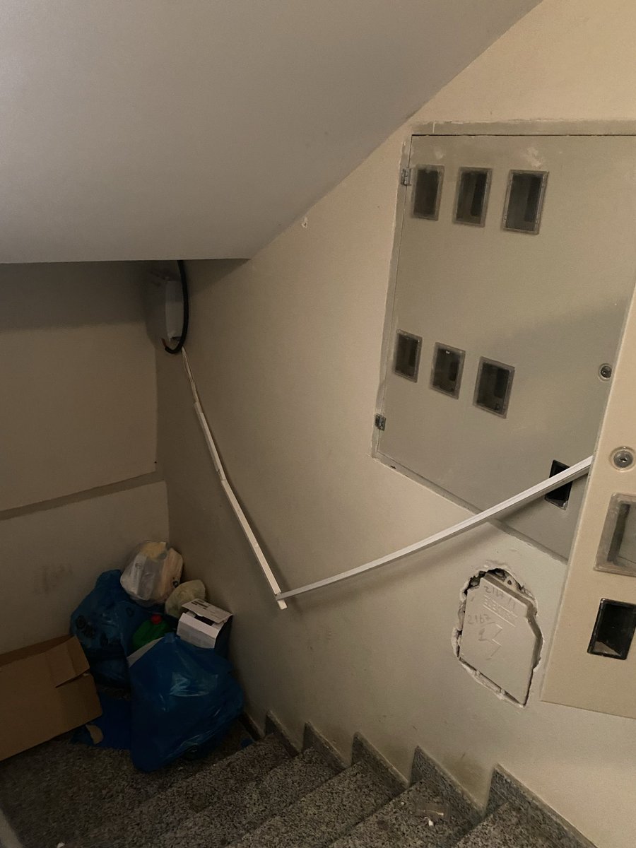 uyesiltass's tweet photo. @TurkTelekom evet 4 kere aranmama 3 kere geliyoruz ekipleri yönlendirdik müdahale edeceğiz demenize rağmen hala gelen olmadı, gelmeyi düşünüyor musunuz, bravo 5G ye çoktan hazır olan Telekom, fiziki kablo sorunu çözemedik https://t.co/0LFjmAfHql