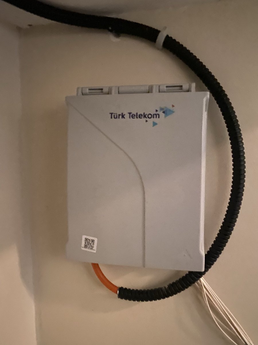 uyesiltass's tweet photo. @TurkTelekom evet 4 kere aranmama 3 kere geliyoruz ekipleri yönlendirdik müdahale edeceğiz demenize rağmen hala gelen olmadı, gelmeyi düşünüyor musunuz, bravo 5G ye çoktan hazır olan Telekom, fiziki kablo sorunu çözemedik https://t.co/0LFjmAfHql