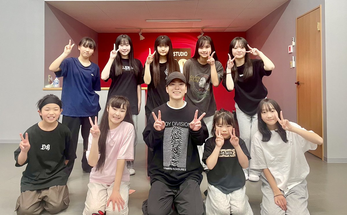 seiginohiro70's tweet photo. Dance Studio NEOでのWS (中学生以上)
🎵Aile The Shota / ShyなBaby
今回は洒落乙な楽曲で大人っぽく レッスンしました👍皆よく頑張りました👏
#ailetheshota #shyなbaby #ailetheshotashyなbaby #dance #dancelesson https://t.co/QC5moY391x