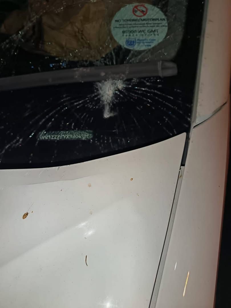 lnnocent191535's tweet image. Shocking news! An ambulance was stoned on the N2 near Macastar bridge in Cape Town. 

No word on injuries or the condition of the paramedics.  🚨

Huge shout-out to our emergency responders for risking their lives daily. 

Via Julian Jansen FB
 #AmbulanceAttack 
#SafetyMatters