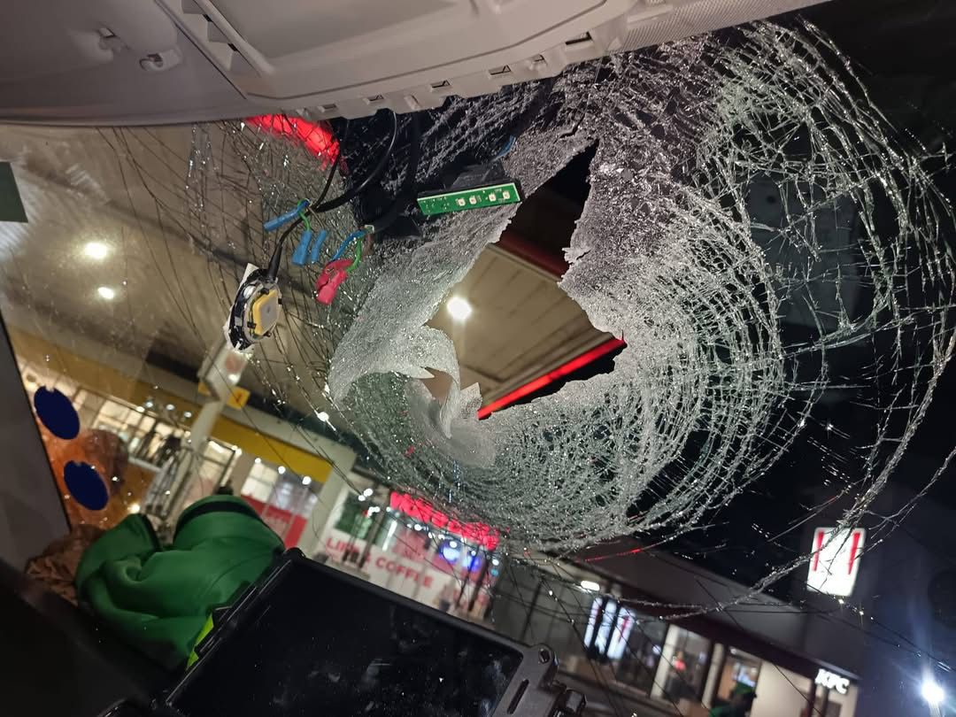 lnnocent191535's tweet image. Shocking news! An ambulance was stoned on the N2 near Macastar bridge in Cape Town. 

No word on injuries or the condition of the paramedics.  🚨

Huge shout-out to our emergency responders for risking their lives daily. 

Via Julian Jansen FB
 #AmbulanceAttack 
#SafetyMatters