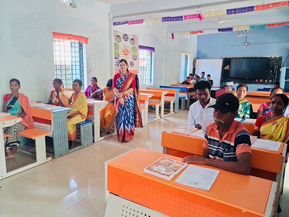dm_malkangiri's tweet image. ସାକ୍ଷର ହେବ ମାଲକାନଗିରି! ✍️✨
ଆଜି ଜିଲ୍ଲାର ୮୬୫ଟି କେନ୍ଦ୍ରରେ 'ଉଲ୍ଲାସ' ସାକ୍ଷରତା ପରୀକ୍ଷା ଅନୁଷ୍ଠିତ ହୋଇଯାଇଛି। ଜେଲ୍ କଏଦୀଙ୍କ ଠାରୁ ଆରମ୍ଭ କରି ହଜାର ହଜାର ସାଧାରଣ ଜନତା ଏହି ଅଭିଯାନରେ ସାମିଲ ହୋଇଛନ୍ତି। 📖👏
@CMO_Odisha @SMEOdisha
@IPR_Odisha
#LiteracyDrive #Malkangiri #ULLAS