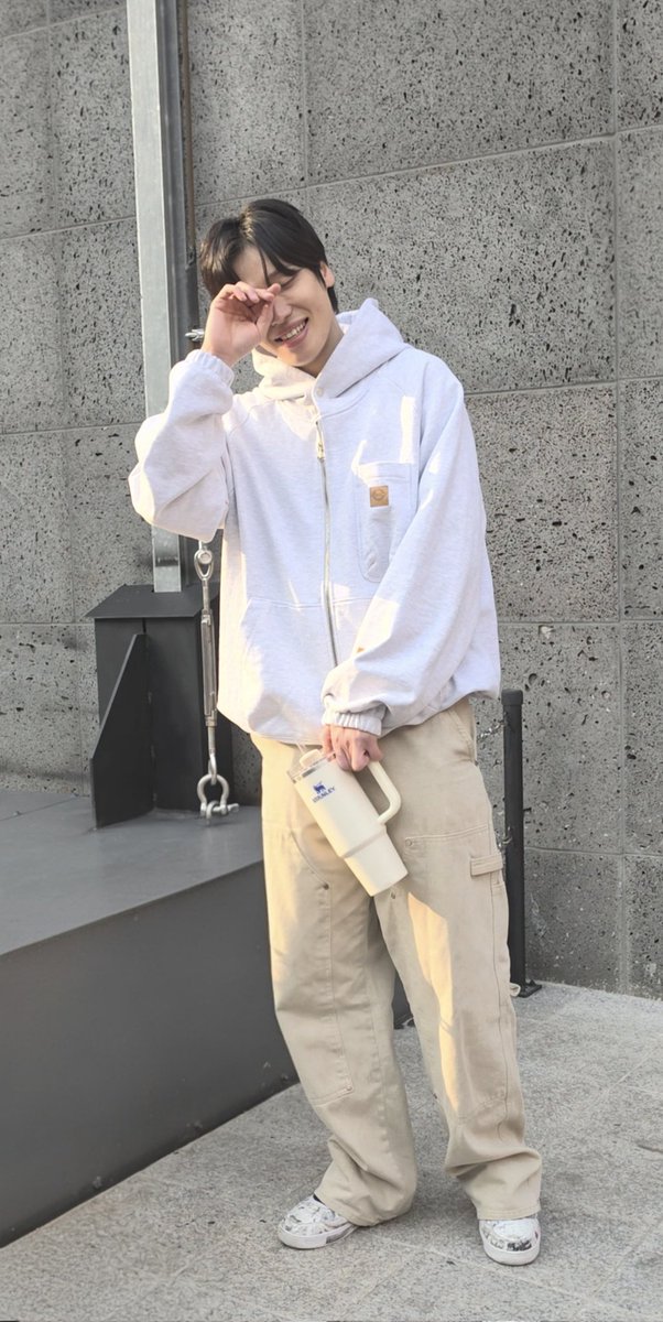 오억년만의 퇴근길ㅋㅋ 햇살니엘 얼마만이냐구🤭 날씨 꾸리꾸리하다가 니에루 나오니까  날씨 좋아지는거 좋다🫰
#니엘 #오억년만의퇴길 #이뿌당😍