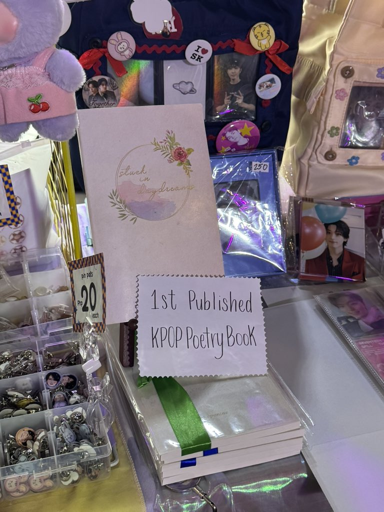 thefangirlpoet's tweet photo. stuck in daydreamโs first public appearance (after 6 years ๐)
๐ ๐ก๐ข๐๐ ๐๐ ๐๐๐ฆ๐๐๐๐๐๐ is the first published contemporary poetry book for kpop fans ๐ธ
grab a copy for โฑ280 !!! weโre here at trinoma cinema lobby!
#CARATsNew_Quest
#CARATsPathLeadsToSVT
#ILoveTrinoma https://t.co/4nQuQuym7s