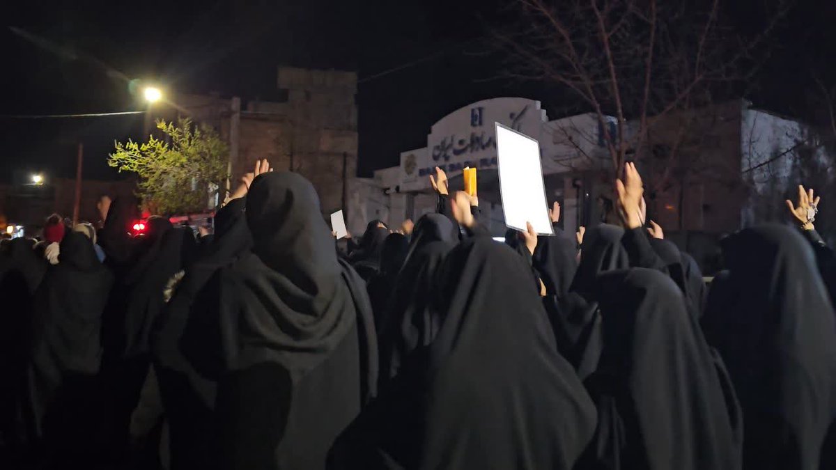 تجمعات شبانه ما شده جزء مهمی از زندگیمان،اگر یک شب حضور نداشته باشیم
عذاب وجدان می گیریم،خدایا توفیق حضور همیشگی را نصیبمان کن،تا پیروزی ان شاالله

#تا_پای_جان_برای_ایران 
#مردم_متحد
