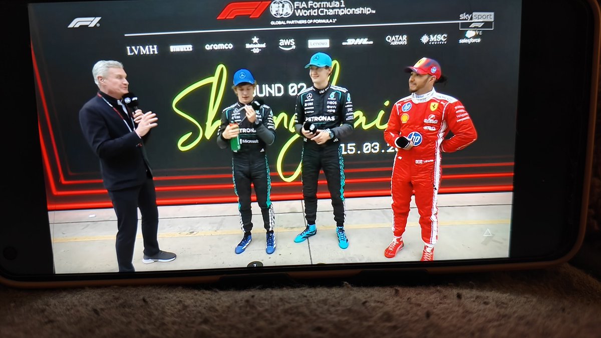 AnnaIng995's tweet photo. Questa domenica è iniziata in un modo molto molto carino.
Un italiano che vince il Gran premio, Sir Lewis in Ferrari sul podio 🥹

#GPCina https://t.co/qelxQKw3kd