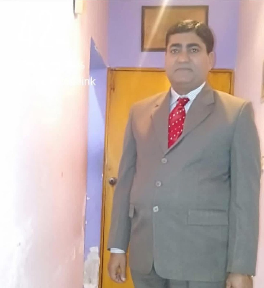 ImdadBa26197291's tweet photo. جنهن سماج م پڙهيل لکيل ماڻهون ھجن
اتي اڻ پڙهيل ماڻهون-
آڱرين تي ڳڻڻ جيترا لفظن جا تير تعمتون ھڻن
پڙھيل لکيل شعور بنا سمجهڻ جي مذمت ڪري
ان سماج م ھڪ ڊاڪٽر  جي زندھ ھجڻ
تي ڏوھي مري وڃڻ کانپوءِ وڏا ڪالم تحرير
مقالا ادب جا آدرش جا ڊگھا بحث ،
آئون سمجھان ٿو  ان دور پٿر واري دور م ڪو ف https://t.co/JQ34w9SQzL