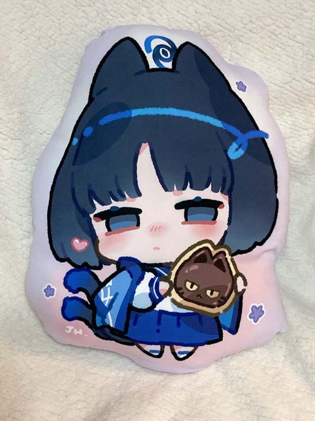 キキョウのクッション届きました!
2枚目が裏面と大きさ比較用のマウスさん、3枚目は厚み感。

カバーはツルツルしてて手触りよくて綿はたくさん入ってる感じなのでもっちもち系です。大きさは縦が大体40cm近くある感じ。

何より印刷と発色がキレイなのでいい感じに仕上がったと思う💪 