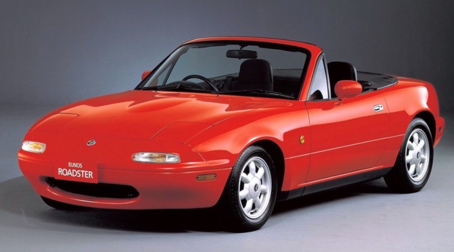 ■ユーノス ロードスター EUNOS ROADSTER - マツダ
ユーノスはラテン語の「Eu(喜び)」と英語の「Numbers(コレクション・集まり・集合体)」の省略形を合わせた造語で「喜びのコレクション」という意味。ロードスターは「スパイダー」「カブリオレ」等と同じ「屋根なし自動車」の事を表す名称。