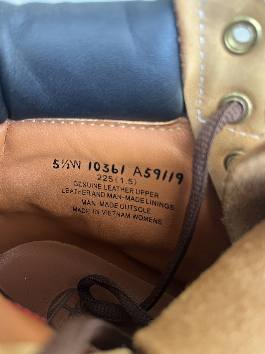 bagitbabe's tweet photo. Timberland ผู้หญิง ของแท้ ไซส์ 36-37 ประมาณ 22.5 cm ตำหนิตรงหน้าเท้ามีถลอกนิดหน่อย แทบดำมีลอก 1200 ไม่รวมส่งค่ะ ลดได้น้า ต่อรองได้ #รองเท้ามือสองของแท้ #รองเท้ามือสอง #รองเท้าของแท้ #รองเท้าผ้าใบ #ส่งต่อรองเท้า #ส่งต่อ https://t.co/dQA41tDCru