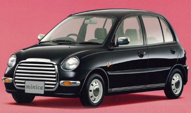■ミニカ タウンビー MINICA TOWNBEE - 三菱
ミニカは英語の「Mini Car(ミニカー)」、または「Miniature Car(ミニアチュア カー)」を略した造語。いずれも「小型自動車」の意味。
タウンビーは英語で「街の働き蜂」という意味。
