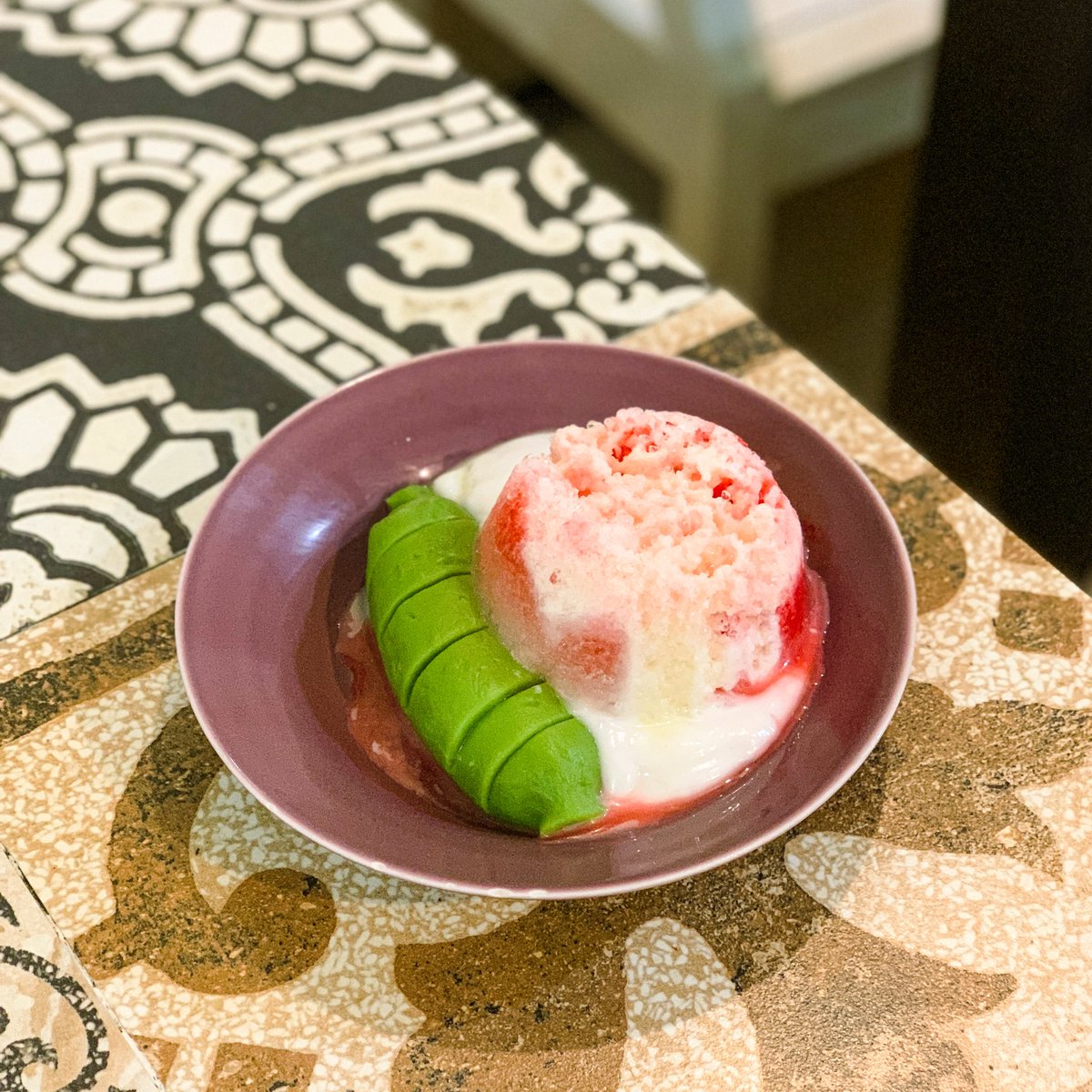 Lewat tweet ini banyak yang rekomendasi pisang ijo Bakso Samrat. Memang benar pisang ijo Samrat buatku jadi standar proper pisang ijo.

Tapi kalau di Surabaya, menurutku, ada berbilang pisang ijo yang lebih istimewa.

Salah satu terbaiknya: es pisang ijo di Daeng Dalle ini.