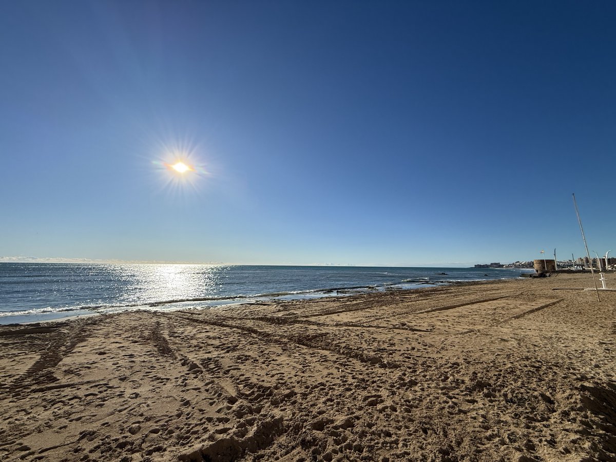 ProyectoMastral's tweet photo. ¡Buenos días! Hoy hemos amanecido en #Torrevieja con el cielo despejado y con una temperatura de 12 ºC. Durante la noche ha llovido débilmente, acumulando entre 1 y 3 l/m2. Por delante tenemos un domingo que será muy soleado aunque ventoso. Foto: Inma Azpiazu. https://t.co/d9ag8v3zDR