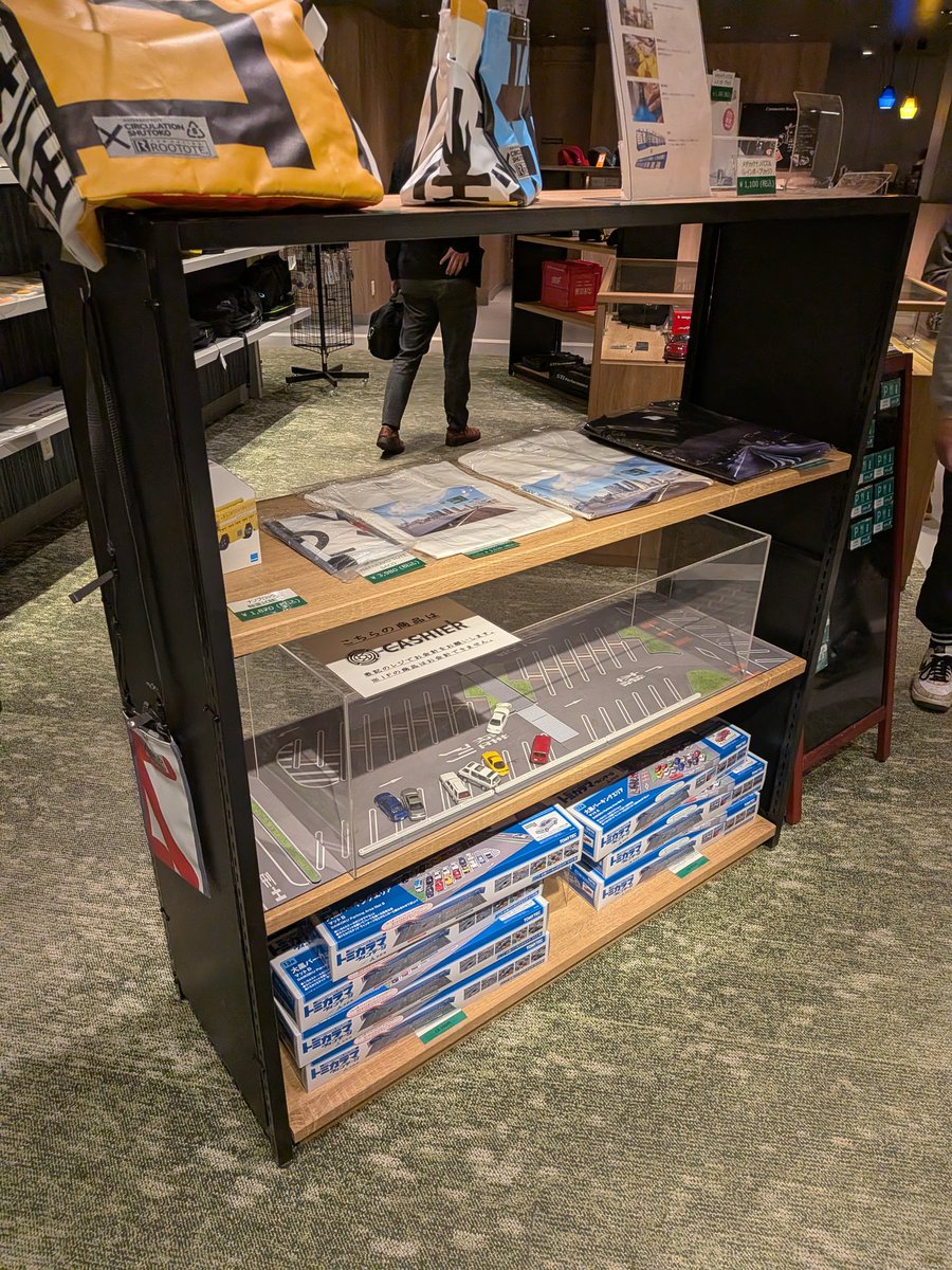 8DRS4's tweet photo. 大黒2階のグッズ売り場、イキリダッシュ失敗が展示されてて草 https://t.co/MwclZ5L7xs
