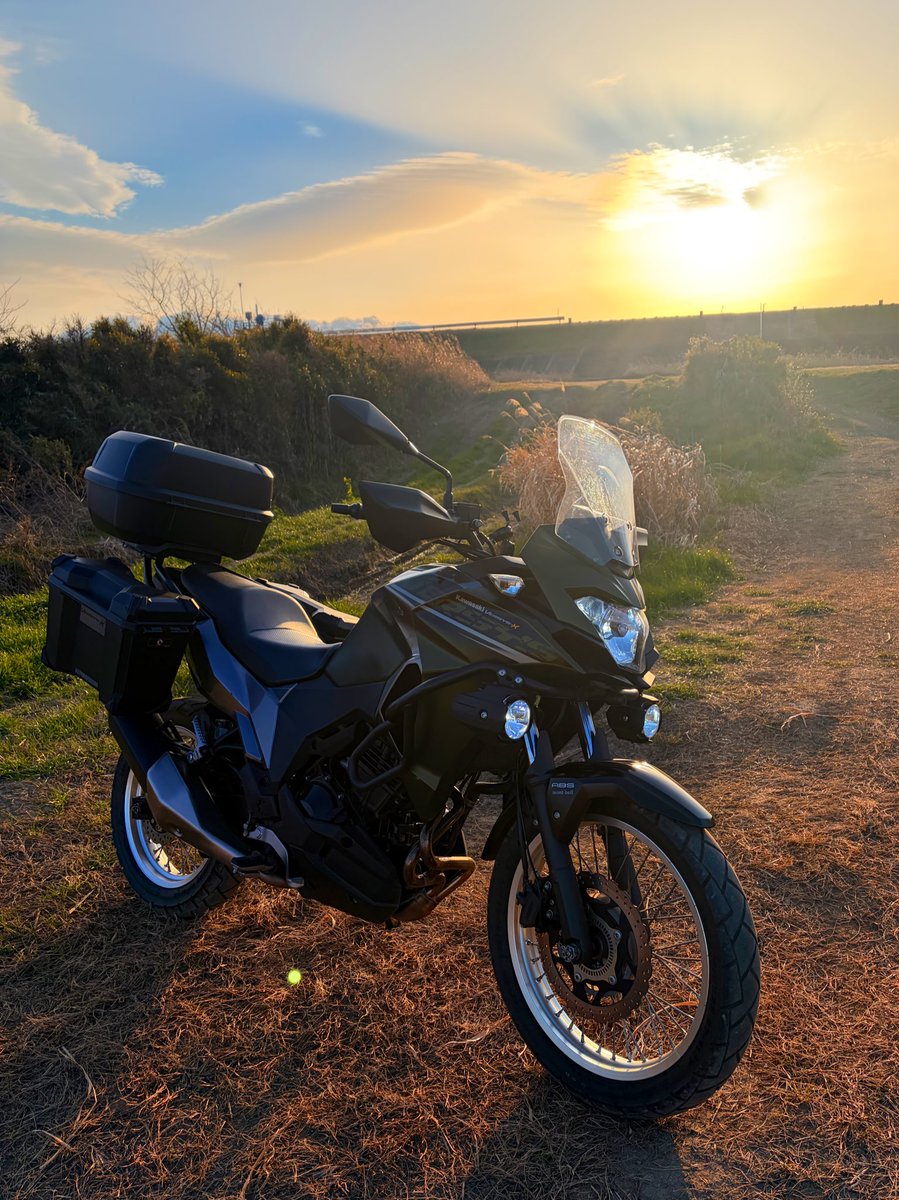 tarock4ag's tweet image. 最近寝る前にキノの旅を読んでる
バイクにはいろんなタイプがあるけれど、旅するモトラド（注・二輪車。空を飛ばないものだけを指す）が好きなのかもしれない　#versys