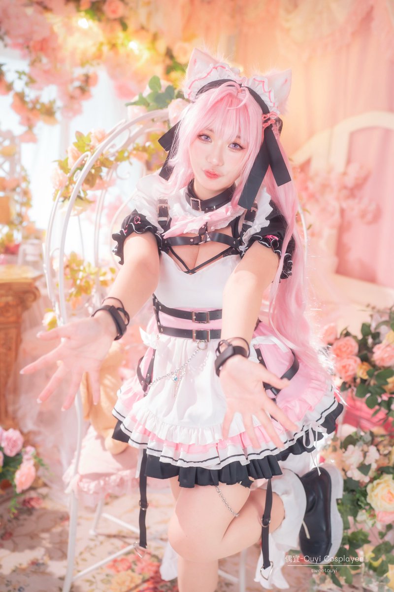 sweetouyi's tweet photo. 🎂- ʜᴀᴘᴘʏ ʙɪʀᴛʜᴅᴀʏ -🎂@hakuikoyori 
「世界最可愛的研究員，生日快樂！
             今天也是小夜璃最閃耀的一天 ✨」
-
Photo Thx @LichungChang913 
-
#博衣こより #HakuiKoyori #hololive #コスプレ #cosplayers https://t.co/KwK1bn6IF2