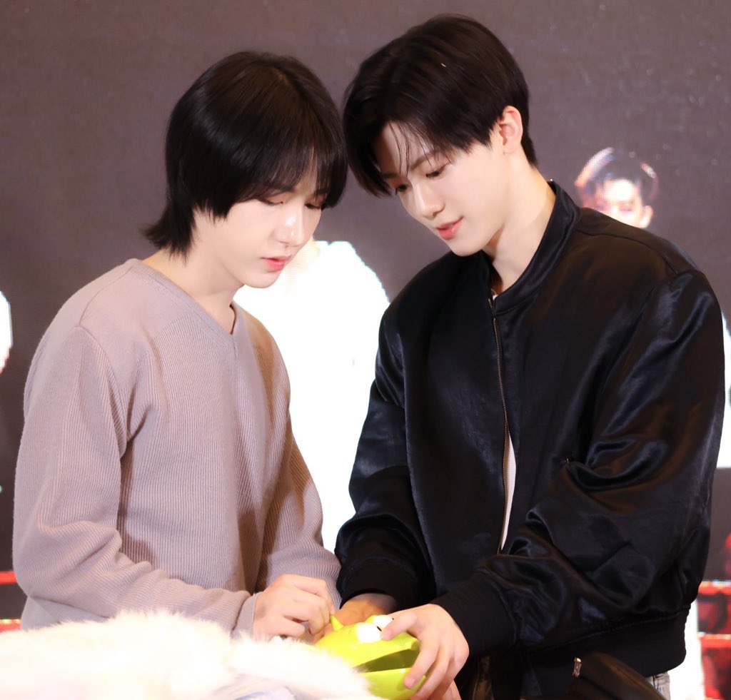 เห็นรูปนี้กุนั่งฟันเหยินน้ำลายไหลอยู่ร้านข้าว แม่ค้าเข้ามาถามเลย สองคนนี้เป็นแฟนกันใช่ไหมลูก