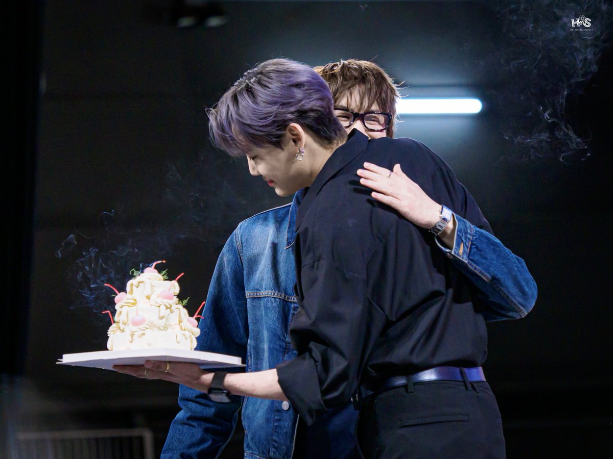__hideandseek's tweet photo. เค้กและของขวัญจากพี่บุ๋น ไม่มีปีไหนไม่เล่นใหญ่เลย 🎂😽🫶🏻

- @bb0un @Prem_space 

28TH CHAPTER OF PREM
#FirstDateWithPrem2026 
#prem_space #bb0un 
#BounPrem #บุ๋นเปรม https://t.co/A9pyCkhsIQ