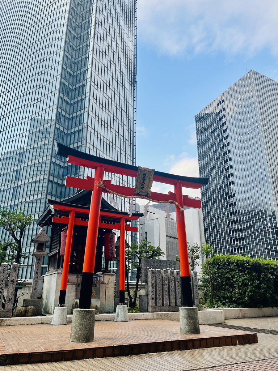 t_240240's tweet photo. いつもの散歩が冒険のような心持ちに。

行き先に着いたはずなのに、おかしいなと思いずっとウロウロしてたら、ビルの3階にある神社だった。 https://t.co/ra57qfarra