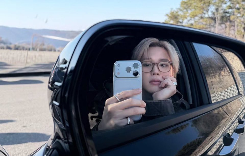 shyjjmn's tweet photo. I love me a man with his 10 phones https://t.co/Cf17FBhxSn