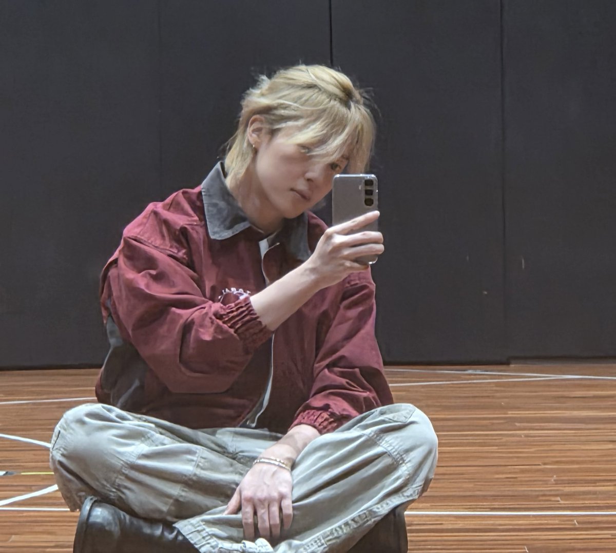 shyjjmn's tweet photo. I love me a man with his 10 phones https://t.co/Cf17FBhxSn