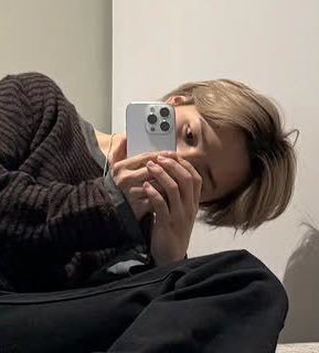 shyjjmn's tweet photo. I love me a man with his 10 phones https://t.co/Cf17FBhxSn