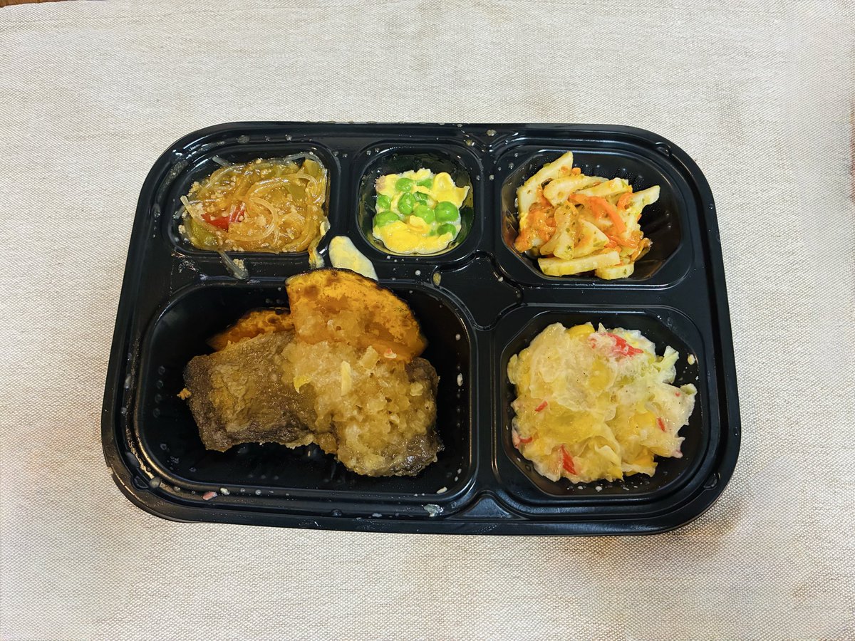 neikolog's tweet photo. 季節の変わり目か更年期によるものか…朝からうっすら頭痛が続いて何もしたくない😓でも腹は減る。宅配食のストックの中からカレイと大根おろしをチョイス。あっさりしてて美味しい。
宅配食を常備しててよかったと思う瞬間。今日は早めに寝よう
#ワタミの宅食ダイレクト
#一人暮らし
#宅配弁当 https://t.co/TnC7sEdrvr