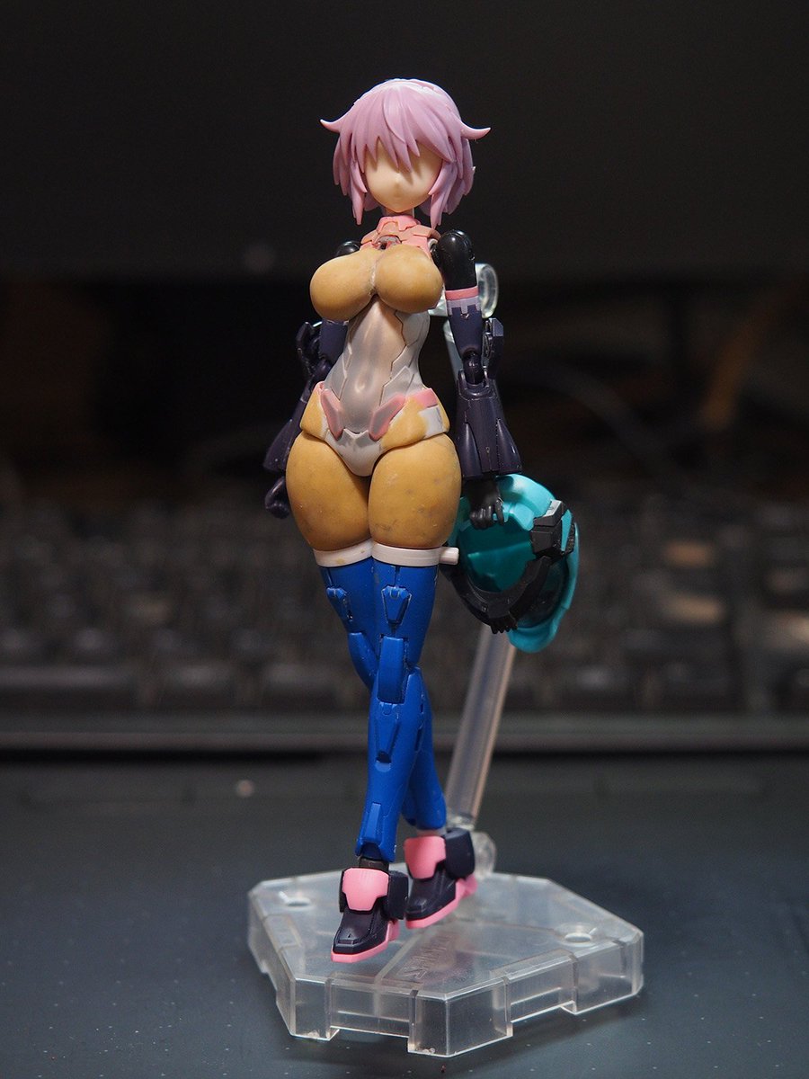 余りパーツで一体錬成しよう企画
仕事の合間にちょこちょこヤスったりして形はだいたい出せたかな
フォロワーさんに触発されてこの子はパイロット風にしてみます